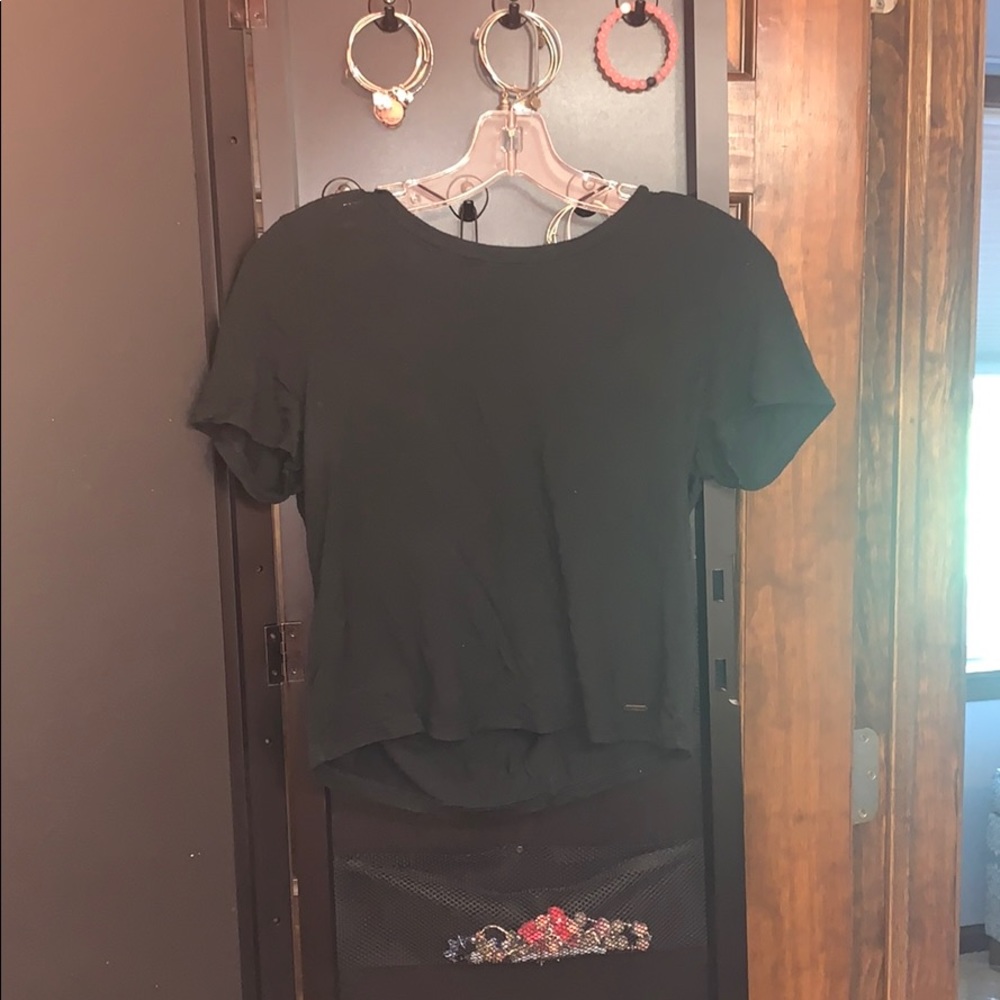 basic cropped hollister tee